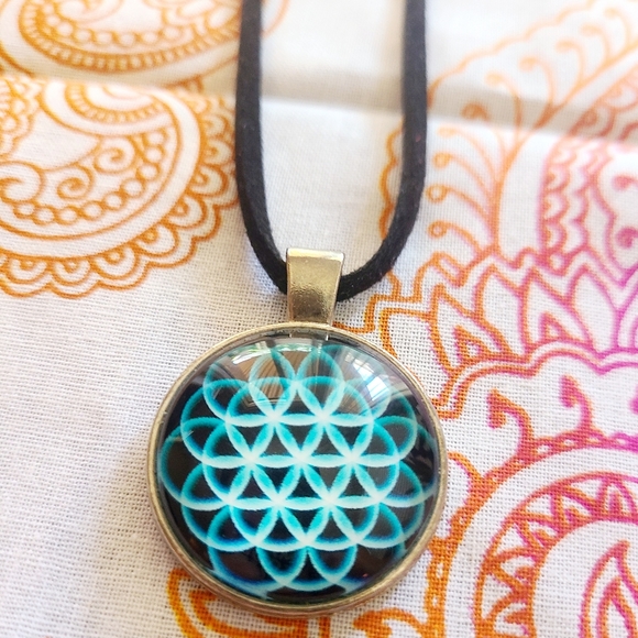 Sacred Geometry Flower Of Life Necklace - Picture 3 of 3